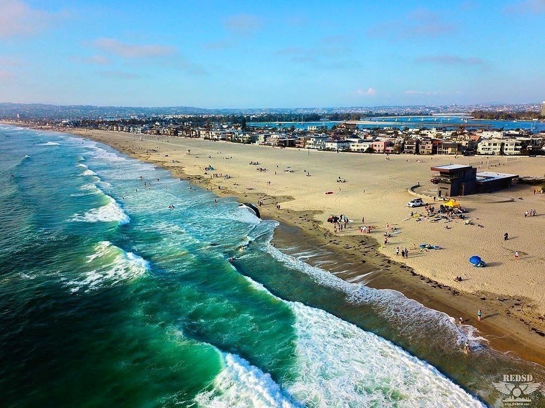 Beach nearby, sun loungers, beach towels