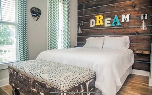 4 bedrooms, iron/ironing board, WiFi, bed sheets