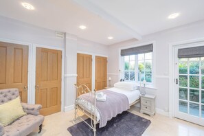 4 bedrooms, iron/ironing board, WiFi