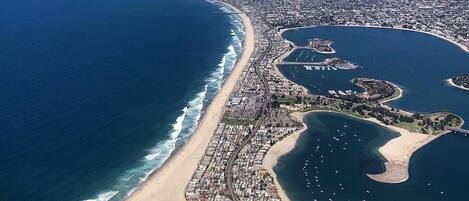 Una playa cerca, sillas reclinables de playa, toallas de playa