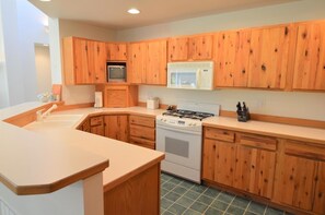 Fridge, microwave, oven, stovetop - Near Glacier Park and Big Mountain (Columbia Falls)