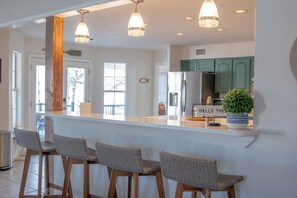 Fridge, microwave, oven, stovetop - Lake It Easy on Lake McQueeney (New Braunfels)