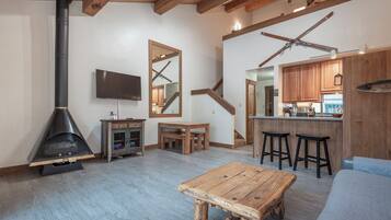 Smart TV, chimenea y tenis de mesa