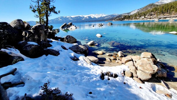 A clear lake surrounded by snow-covered rocks and mountains. - SPECIAL DISCOUNT on Penthouse in NorthstarVillage,a wonderful getaway (Truckee)