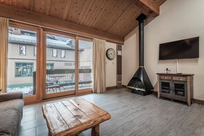 Smart TV, fireplace, ping pong