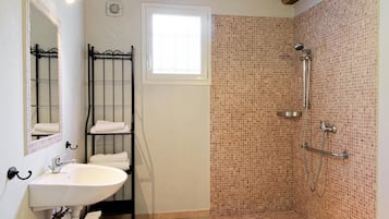 Baignoire, sèche-cheveux, serviettes fournies, papier toilette