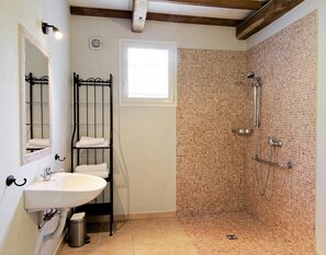 Badewanne, Haartrockner, Handtücher, Toilettenpapier