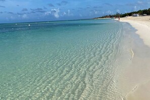 In Strandnähe, Liegestühle, Strandtücher