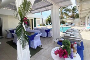 Outdoor dining - BEST Palm Beach Villa 26ppl  10 Private Suites & Bathrooms 5 mins Beach Walk (noord)