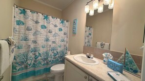 Bathtub, hair dryer, towels, toilet paper - El Tesoro a Beautiful 3 Bedroom 2 Bath Marathon Home w/ Private Pool & Dock (Marathon)