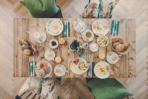 Ein Frühstückstisch mit verschiedenen Speisen, darunter Eier, Toast und Obst.