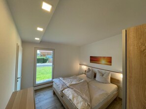 1 habitación, tabla de planchar con plancha y cuna de viaje 