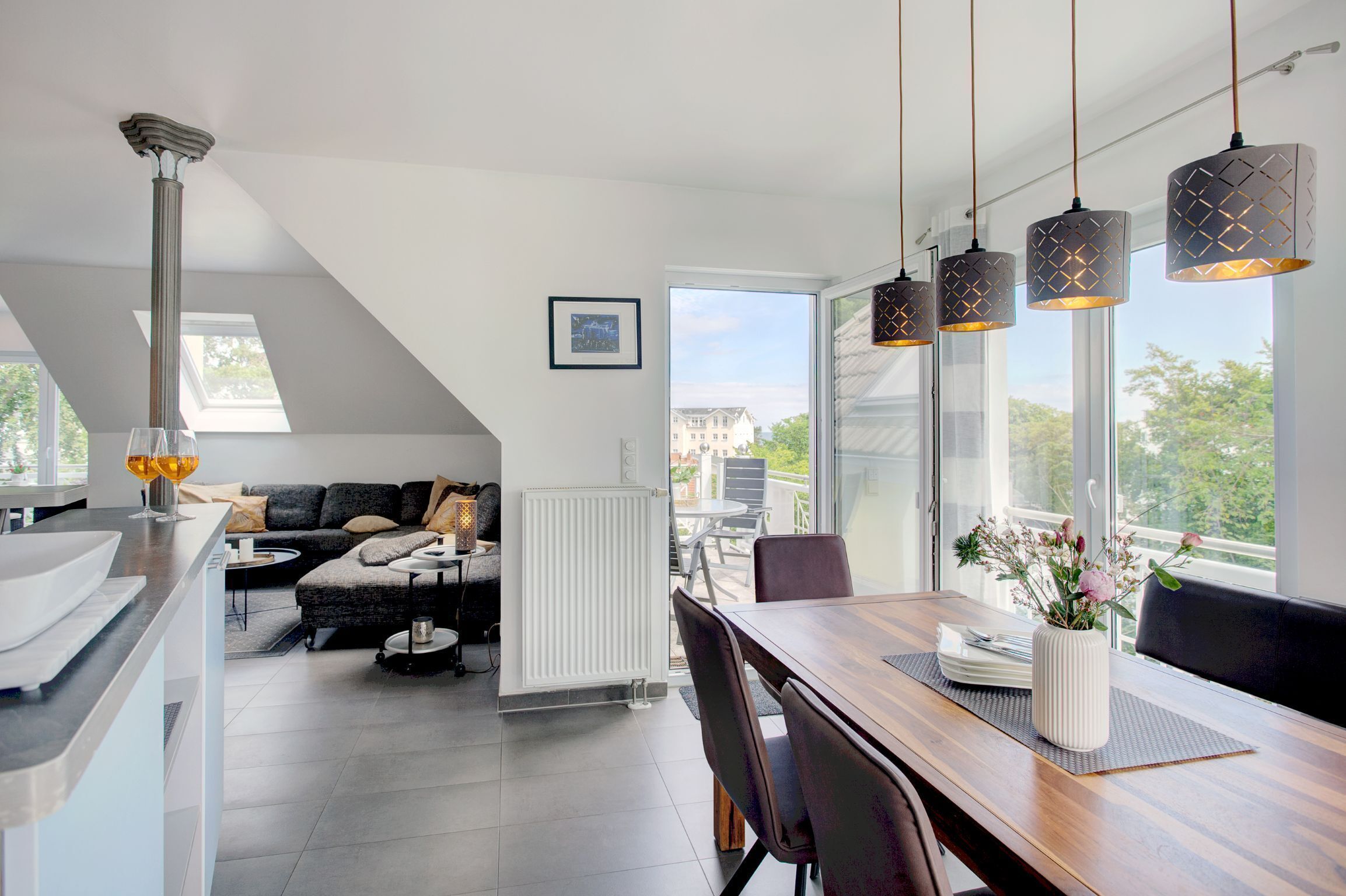 Une cuisine moderne avec un coin repas, un radiateur et une vue sur la ville.