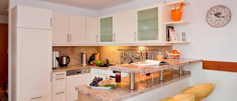 Geladeira, micro-ondas, fogão, lava-louças