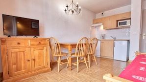 Room - Cozy apartment at the slopes with pool (Flumet)