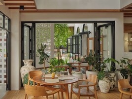 供应早餐、午餐和晚餐