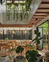 供应早餐、午餐和晚餐