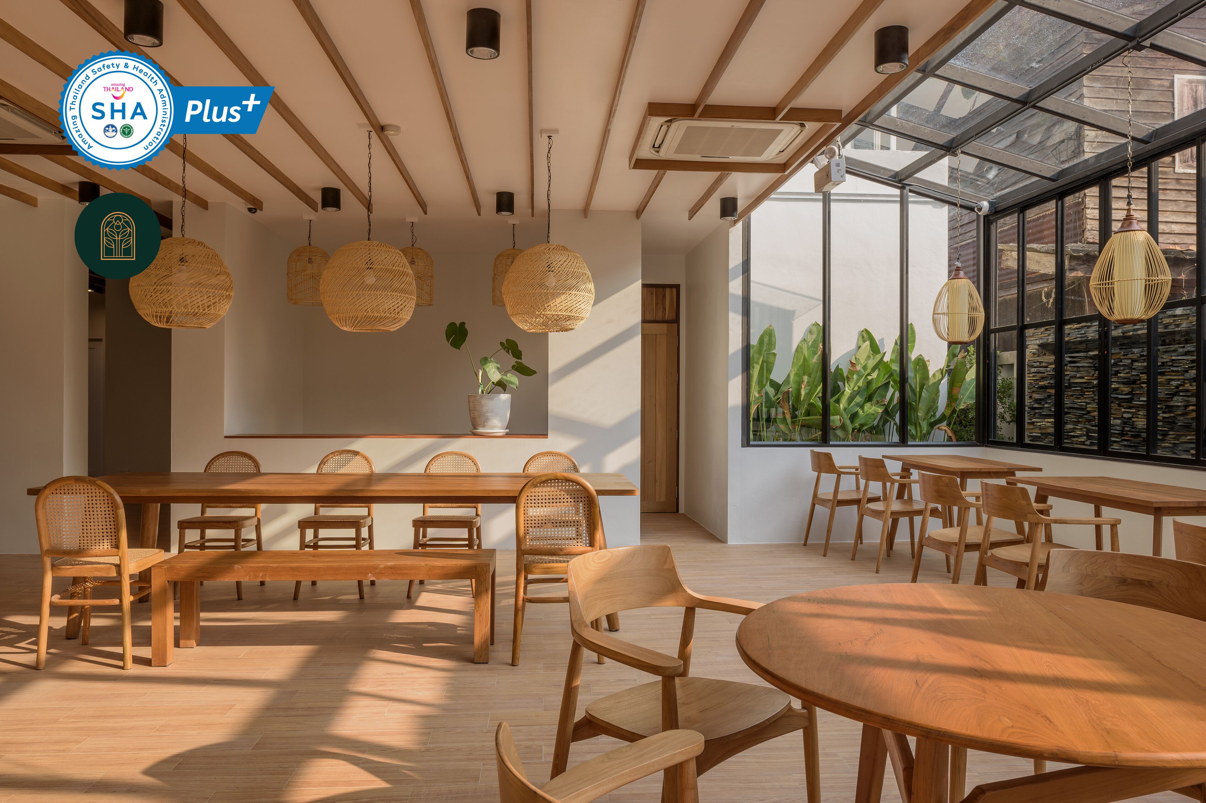 Un espace de restauration moderne, doté de meubles en bois et de luminaires en matériaux tressés.