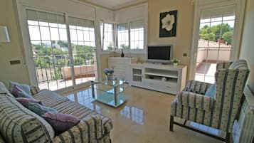 Una Smart TV, una chimenea, un futbolín, una mesa de tenis de mesa