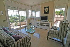 Smart TV, fireplace, table football, ping pong