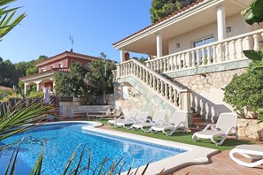 Outdoor pool - Your vacation home with private pool in Calafell, Costa Dorada (Calafell)