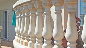 Eine Sandsteinschranke mit gleichmäßig verteilten Balustern.