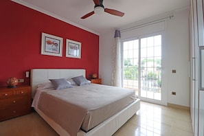 5 bedrooms, desk, iron/ironing board, free WiFi