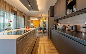 Geladeira, micro-ondas, fogão, cooktop