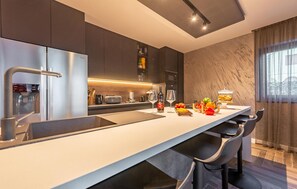 Frigorífico, microondas, horno y placa de cocina