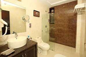 Shower, free toiletries, hair dryer, towels - The Claire (Gurugram)