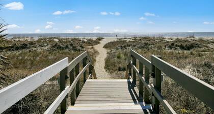 7C Mariners Walk by AvantStay | Beautiful Porch, Easy Access to Pool + Beach