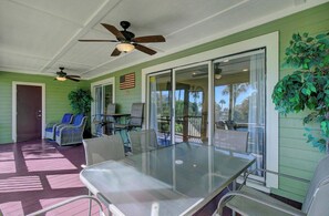 Outdoor dining - 7C Mariners Walk by AvantStay | Beautiful Porch, Easy Access to Pool + Beach (Isle of Palms)