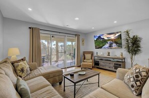 Smart TV - 7C Mariners Walk by AvantStay | Beautiful Porch, Easy Access to Pool + Beach (Isle of Palms)