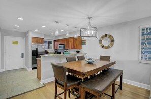 Dining - 7C Mariners Walk by AvantStay | Beautiful Porch, Easy Access to Pool + Beach (Isle of Palms)