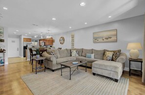 Smart TV - 7C Mariners Walk by AvantStay | Beautiful Porch, Easy Access to Pool + Beach (Isle of Palms)
