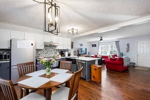 Jääkaappi, mikroaaltouuni, uuni, liesi