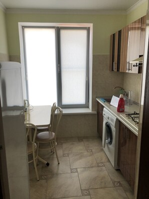 Departamento de lujo | Cocina privada | Refrigerador con congelador, microondas, horno y parrilla de estufa 