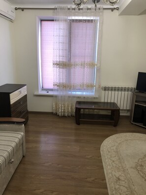 Departamento de lujo | Área de sala de estar | Televisión de pantalla plana de 50 pulgadas con canales digitales 