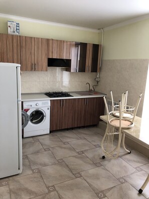 Departamento de lujo | Cocina privada | Refrigerador con congelador, microondas, horno y parrilla de estufa