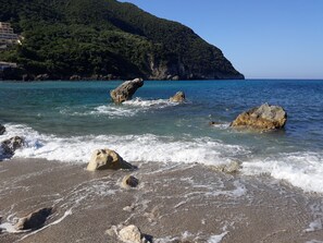 بالقرب من الشاطئ، كراسي للتشمس، مناشف للشاطئ