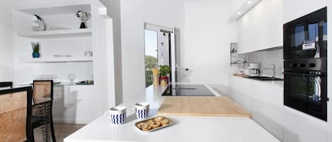 Kühlschrank, Mikrowelle, Ofen, Herdplatte
