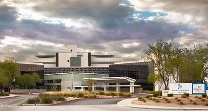 Quaint Condo, heated pool & spa, walking paths