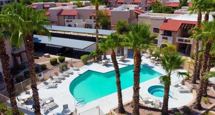 Quaint Condo, heated pool & spa, walking paths