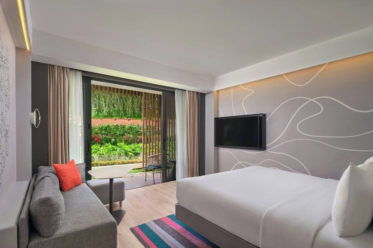 aloft King Room ルーム キングベッド 1 台 ガーデンビュー | セーフティボックス (室内)、デスク、ノートパソコン用作業スペース、アイロン / アイロン台