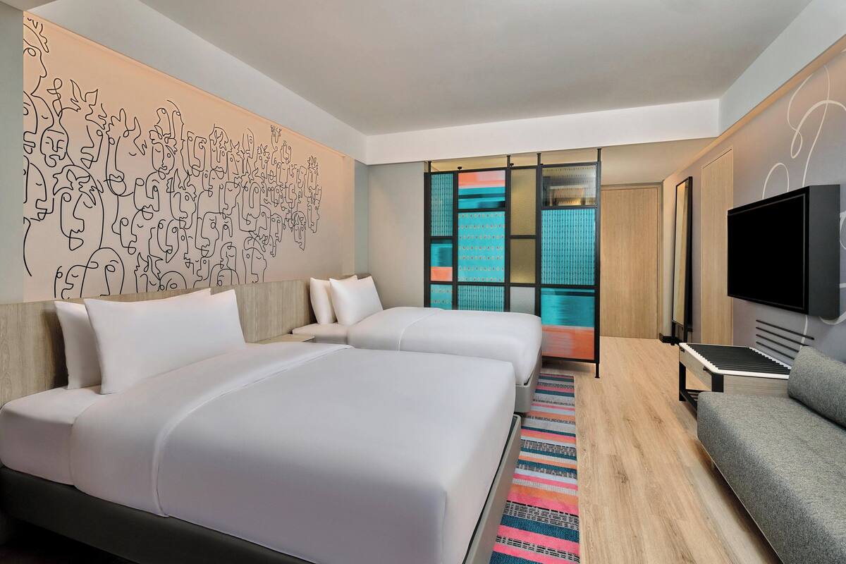 aloft Double Room ルーム ダブルベッド 2 台 バルコニー | セーフティボックス (室内)、デスク、ノートパソコン用作業スペース、アイロン / アイロン台