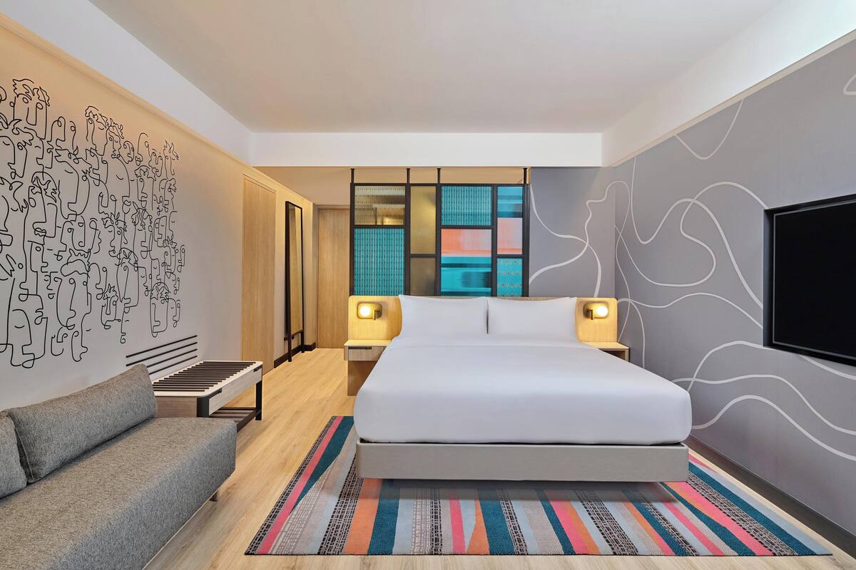 aloft king ルーム キングベッド 1 台 バルコニー | セーフティボックス (室内)、デスク、ノートパソコン用作業スペース、アイロン / アイロン台