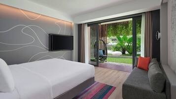 Kamer, 1 kingsize bed, uitzicht op tuin (Terrace) | Een kluis op de kamer, een bureau, een strijkplank/strijkijzer