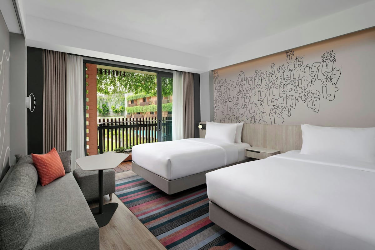 aloft Double Room ルーム ダブルベッド 2 台 プールビュー | プール | 屋外プール