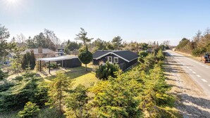 Een woonwijk met een huis, een garage en een weg.