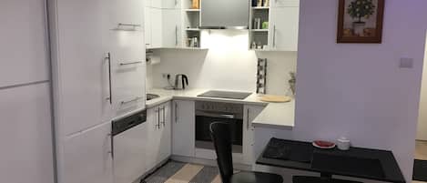 Réfrigérateur, four, plaque de cuisson, lave-vaisselle